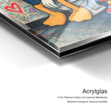 Shit Happens – Acrylglas-Qualitätsdetail mit 6 mm Premium-Aufbau, massiver Metallplatte und intensiver Farbtiefe