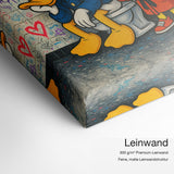 Shit Happens – Leinwand-Qualitätsdetail mit 300 g/m² Premium-Leinwand und feiner matter Leinwandstruktur
