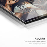 Tattoo Girl – Acrylglas-Qualitätsdetail mit 6 mm Premium-Aufbau, massiver Metallplatte und intensiver Farbtiefe