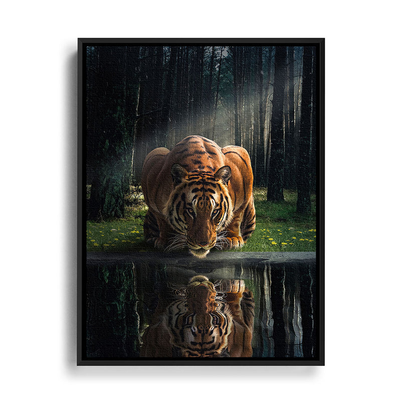 Tiger wird im Wasser gespiegelt