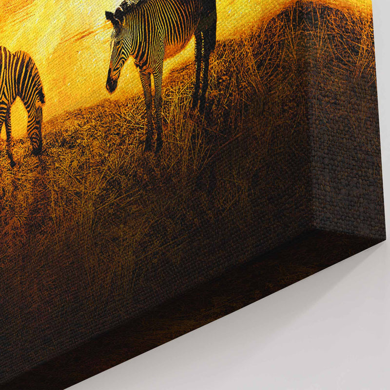Leinwandbild mit brüllendem Löwen und einer Zebraherde in der Savanne bei einem Sonnenuntergang
