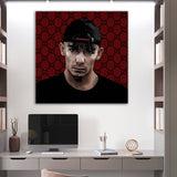 Portrait von Capital Bra mit Basecap auf rotem Gucci Hintergrund