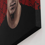 Portrait von Capital Bra mit Basecap auf rotem Gucci Hintergrund