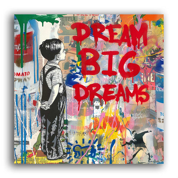 Kind mal mit Farbe die Wörter Dream big Dreams an eine Wand