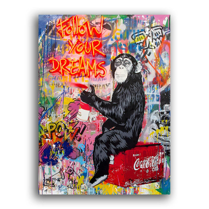 Affe sitzt auf Coca Cola Kasten und sprüht den Text Follow your Dreams