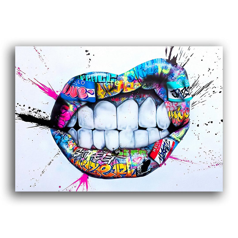 Dieses Wandbild zeigt Zähne mit hochgezogener Lippe und die Lippen sind mit Graffiti angemalt