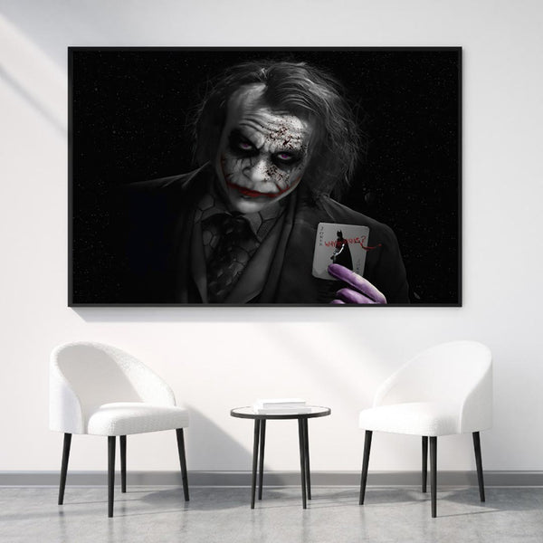 Der Joker mit einer Joker Karte in der hand wo drauf steht why so serious?