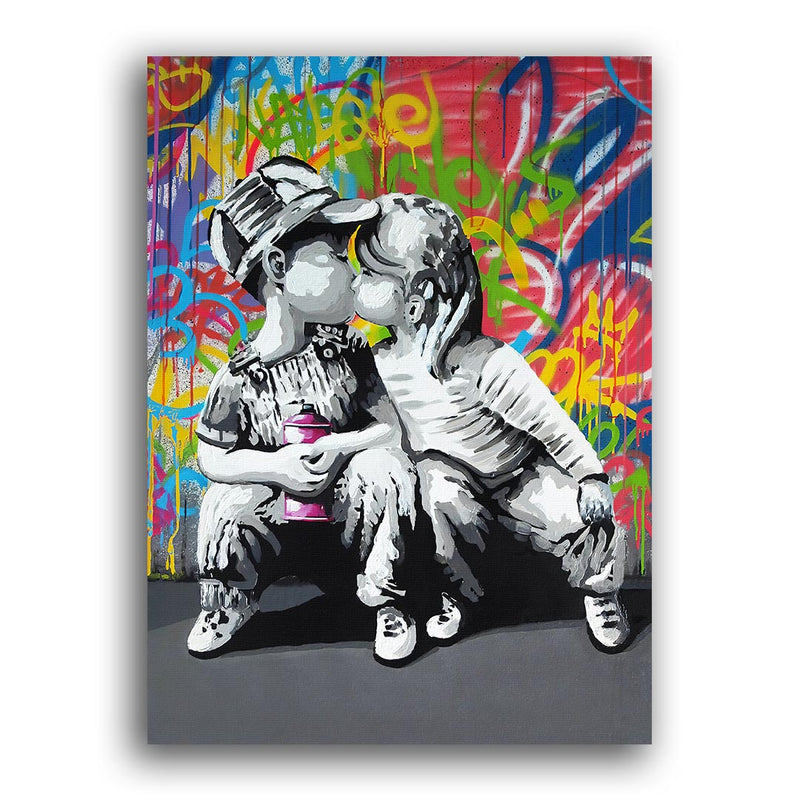junge und Mädchen küssen sich für einer Graffitiwand