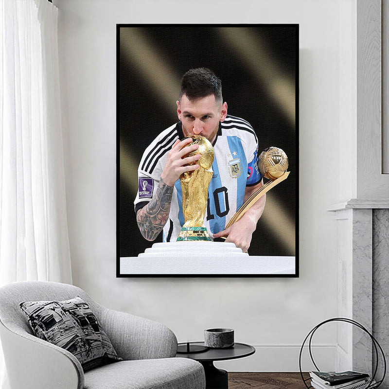 Leo Messi küsst den WM Pokal