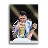 Lionel Messi küsst den WM Pokal