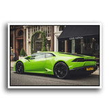 grüner Lamborghini Aventador parkt vor Louis Vuitton Store 