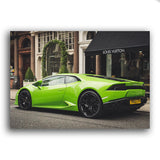 grüner Lamborghini Aventador vor einem Louis Vuitton Laden