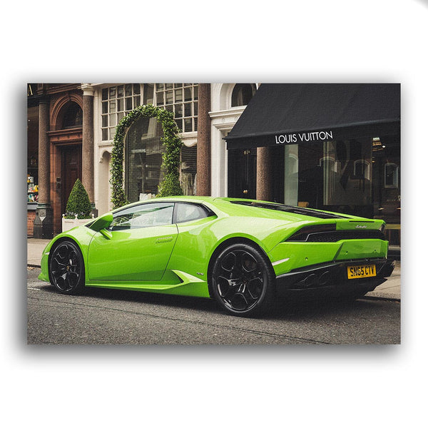 grüner Lamborghini Aventador vor einem Louis Vuitton Laden