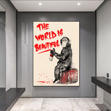 Wandbild Affe sitzt auf Coca Cola Kasten und sprüht mit Spraydose die Wörter The world is beautiful an die Wand 