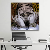 Leinwand mit US Rapper Post Malone lacht und zeigt seine Goldzähne, Goldschmuck und Golduhr 