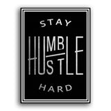 schwarze Leinwand auf der in weißer schrift steht stay Humble Hustle hard 