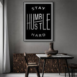 schwarze Leinwand auf der in weißer schrift steht stay Humble Hustle hard 