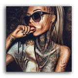 sexy Tattoomodel mit Sonnenbrille