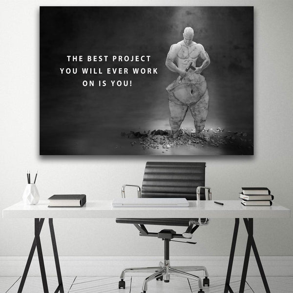 Muskulöser Mann formt seinen eigenen Körper aus einem Marmorstein. Text The Best Project you will ever work on is you 
