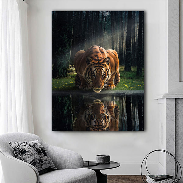 Tiger spiegelt sich im Flusswasser