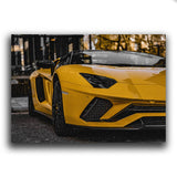 gelber Lamborghini Aventador in der Einfahrt